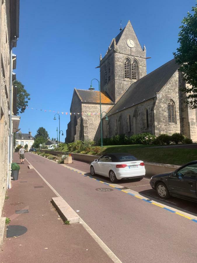 Gites De L'Eglise Sainte-Mere-Eglise Exterior photo